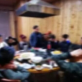 26名老总快乐聚餐，30多民警也乐了：正好一锅端！