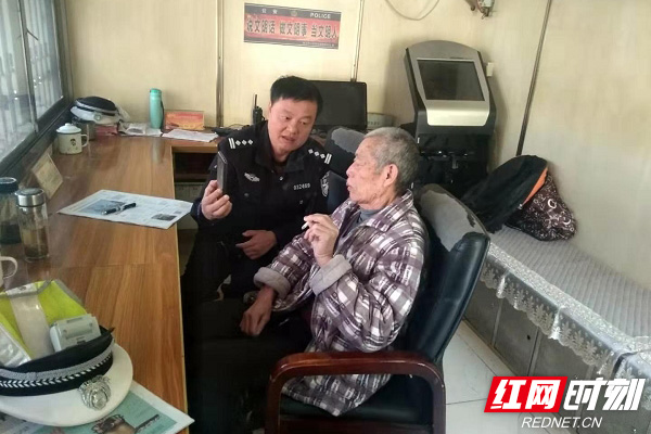 株洲荷塘交警热情帮助走失老人回家