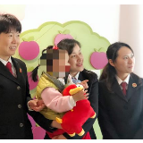 同居男女弃养亲生女儿近两年，双双获刑并被撤销监护权