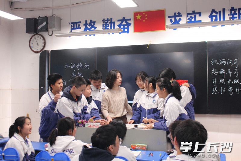 湖南省地质中学刘敏在课堂上引导学生进行分组讨论。