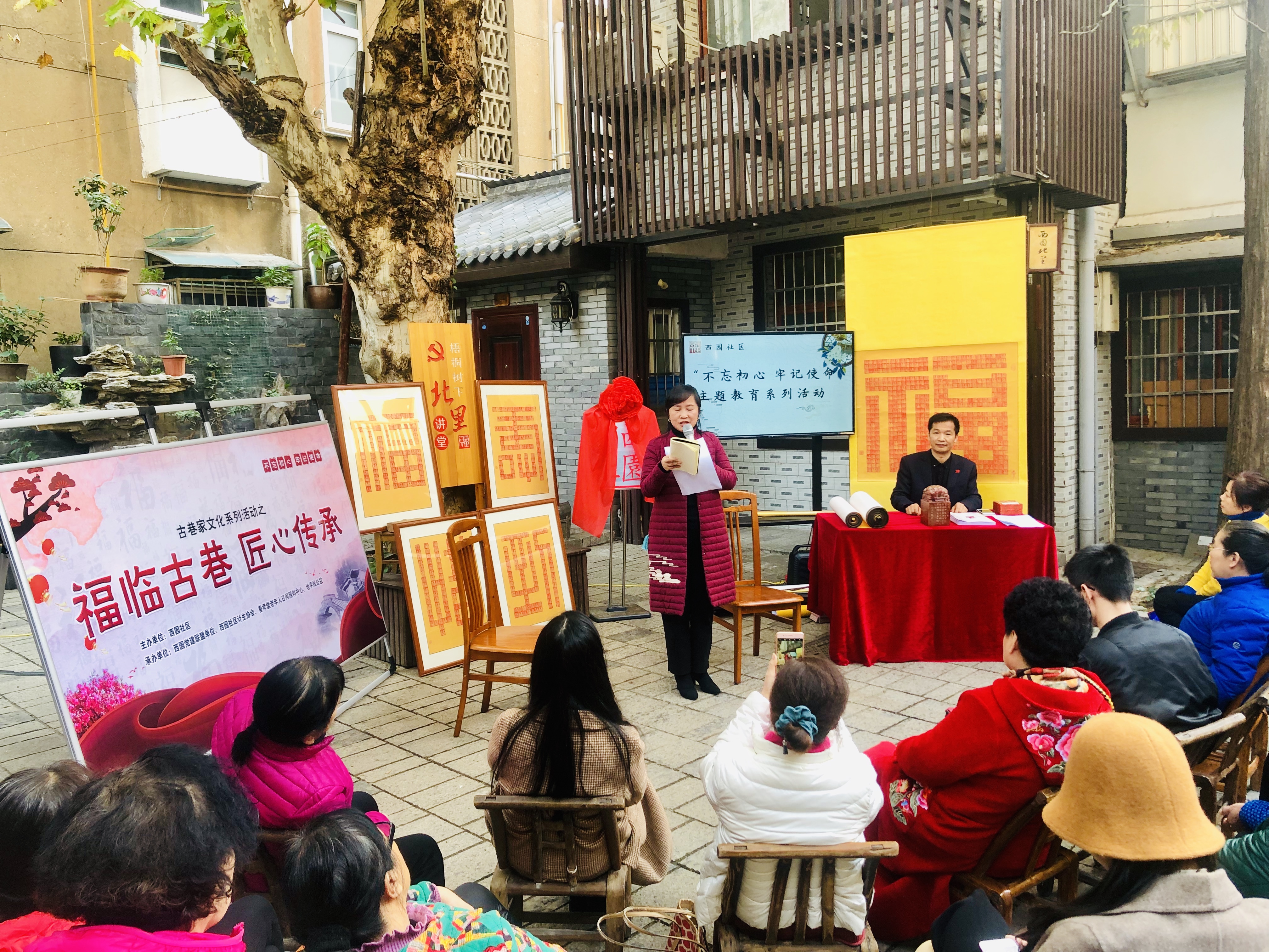 街坊围坐老街,听林旭平讲解金石篆刻艺术。 长沙晚报全媒体记者 李卓 摄