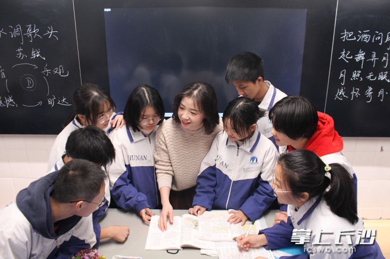 湖南省地质中学刘敏在课堂上参与学生小组讨论。