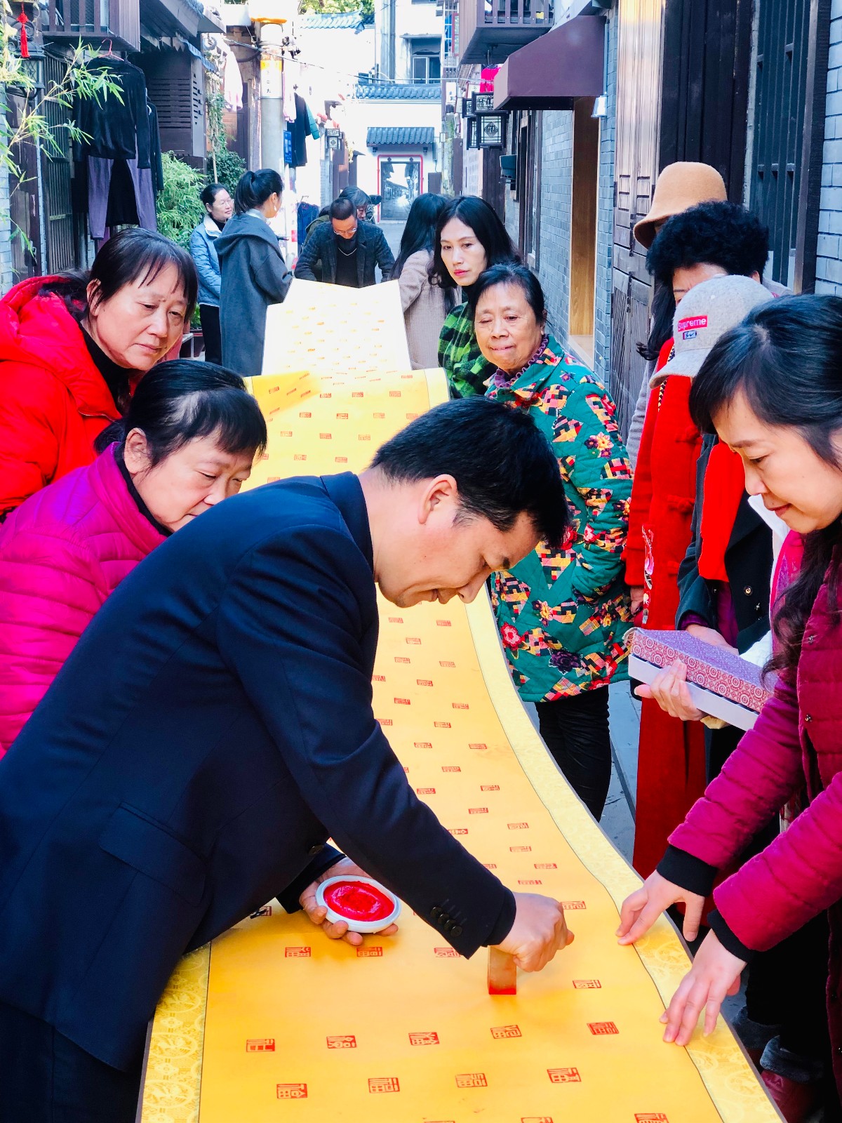 林旭平邀请市民在长卷上盖印祈福。 长沙晚报全媒体记者 李卓 摄