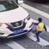 萌娃当街踹车，人民日报：礼让行人绝不是小事一桩