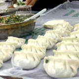 巧手包饺子 温情暖邻里