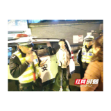 吉首交警拦停教育1起未成年人“无牌无证”违法行为