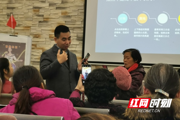 活动现场,曹绍峰老师对学员们现场拍摄的作品进行点评和指导.jpg 活动现场,曹绍峰老师对学员们现场拍摄的作品进行点评和指导.jpg