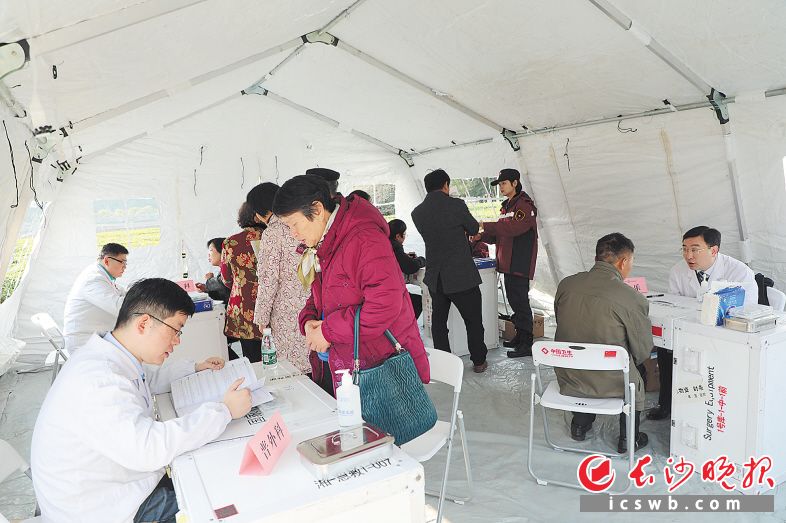　　中南大学师生和周边市民在“帐篷医院”就诊咨询。长沙晚报通讯员 武海亮 摄