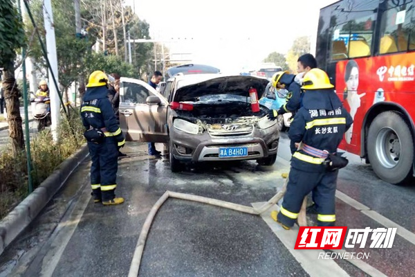 消防员正在对小车自燃情况,进行现场调查.jpg 消防员正在对小车自燃情况,进行现场调查.jpg