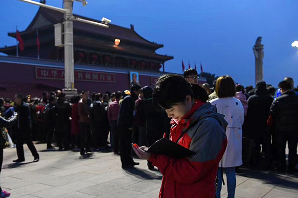 2017年,十九大前一天的天安门前,迎着晨曦,我记录下从全国各地奔来北京“约会”国旗的国人的心声。.jpg
