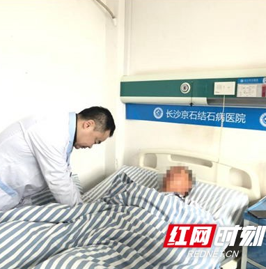 70岁爷爷平时身体硬朗 体检偶然发现双肾填满了“石头”