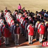 淞南中学师生在公祭日向死难同胞默哀