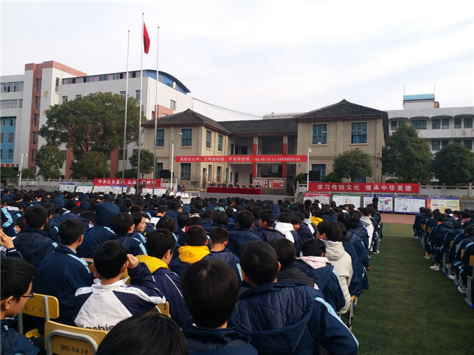 县人武部领导围绕“懂感恩、求奋进”给学生们进行国防知识讲课。.jpg