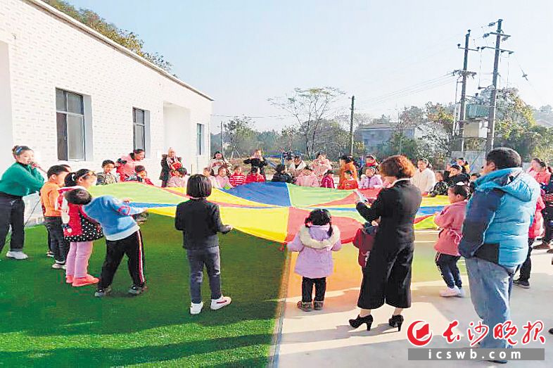 志愿者老师带领孩子们在干子村儿童之家开展活动。长沙晚报通讯员 何丹 供图