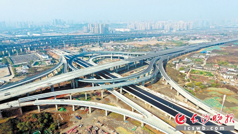 　　13日， 湘府路快速化改造工程武广高铁以东路段高架主体完工。均为长沙晚报全媒体记者 王志伟 摄