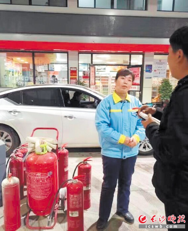 　　金鑫加油站站长向本报记者讲述处置教练车自燃事件的经过。长沙晚报通讯员 曾红涛 摄