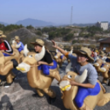 平江石牛寨举办趣味登山节 游客“骑牛”感受登山乐趣