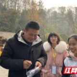 把课本搬进现实：社会实践让教育走出“圈养”