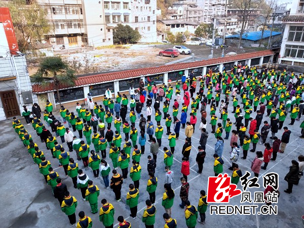 国家公祭日,凤凰县文昌阁小学师生不忘国殇