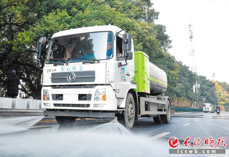 　　→天心区市容环境卫生维护中心的新能源清扫车正在湘江中路上作业。
