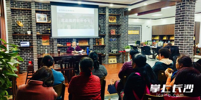 在北正街上生活了一辈子的老街坊杨云从她家和百年老字号马复胜的渊源一直讲到北正街沿革，仿佛时光穿越。 长沙晚报通讯员 吴祖常 摄