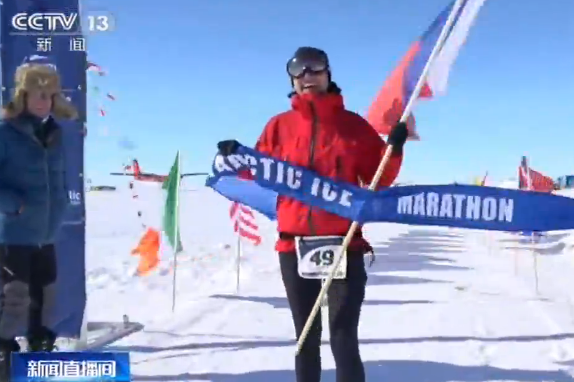 84岁老人挑战南极冰上马拉松 11小时41分58秒完赛