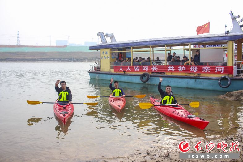 　　河长乘坐东湖巡河船、其他代表乘坐游轮、学生志愿者划皮划艇一起去巡河。 长沙晚报全媒体记者 周游 通讯员 李梦 摄影报道