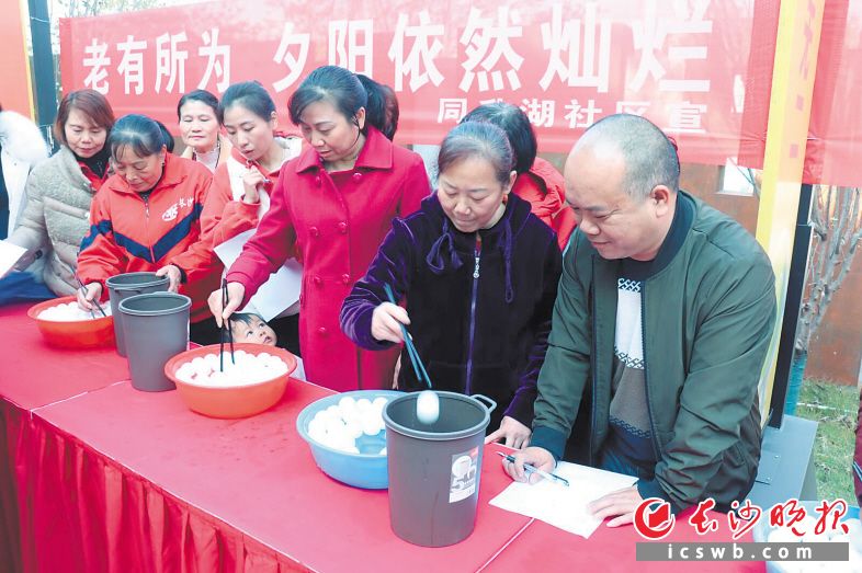 楼栋喜乐会上,充满趣味的夹球接力项目吸引居民纷纷参与。 长沙晚报通讯员 肖海群 摄