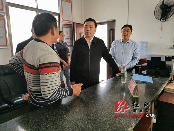 吴志雄在梅花镇修义村调研.gif