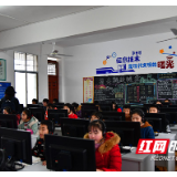 新邵：500余名初中学子首次体验“英语口语”人机对话考试