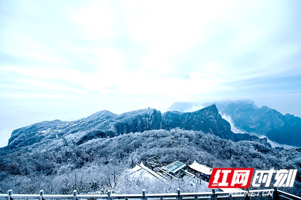 受寒潮影响，12月19日，张家界天门山国家森林公园迎来今冬首场降雪，整个山顶一片银装素裹，阳光下白雪皑皑，云海翻滚，雾凇晶莹剔透，瑞雪、雾凇、云海、蓝天相互映衬，交融成独特的冰雪美景，令人心驰神往。覃少波 摄