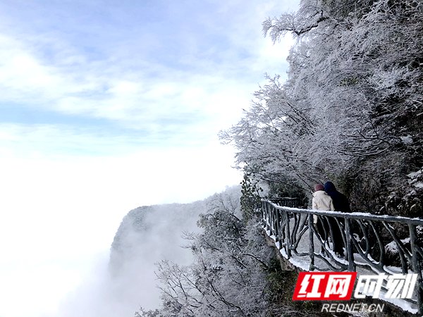 天门山今冬首雪。丁云娟 摄