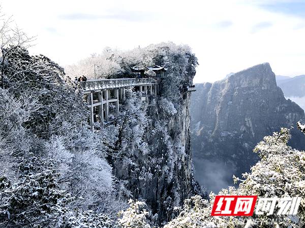 天门山今冬首雪。丁云娟 摄