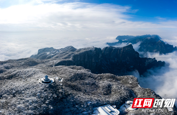 航拍天门山雪。覃少波 摄