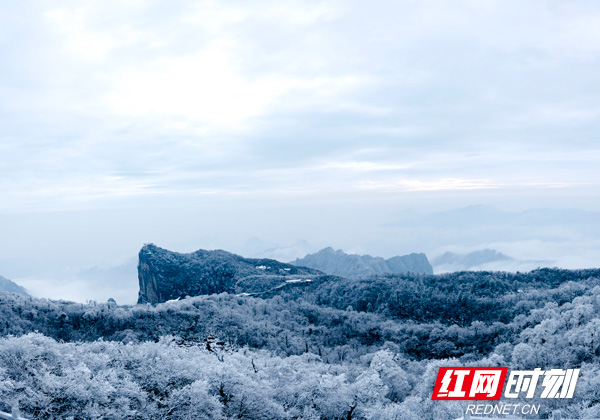 航拍天门山雪。覃少波 摄