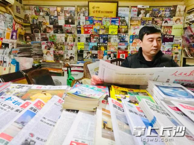 “蔡爷爷报亭”继承人蔡俊希望把这家最有爱报亭创成“老字号”,让爱心世代传递。长沙晚报全媒体记者 李卓 摄