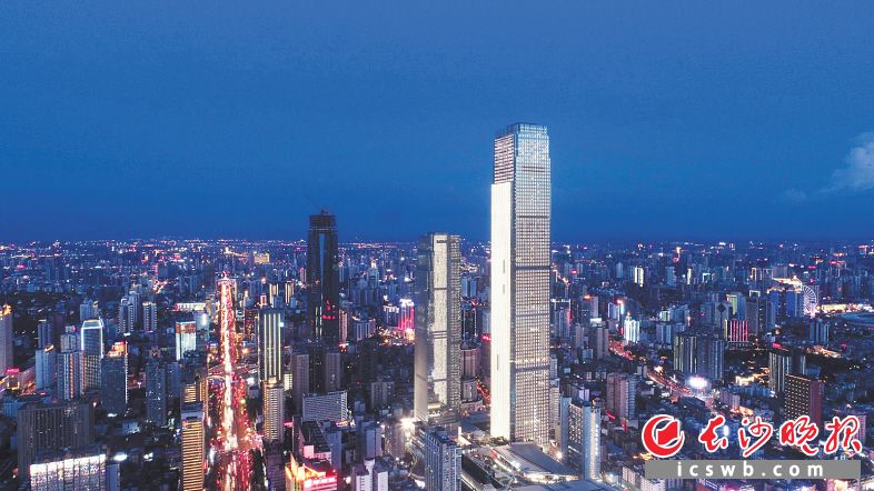 长沙国金中心汇聚了400家国内外知名品牌、100家首次入湘品牌，其中30家国际名品为中部地区首店。 长沙晚报全媒体记者 余劭劼 摄