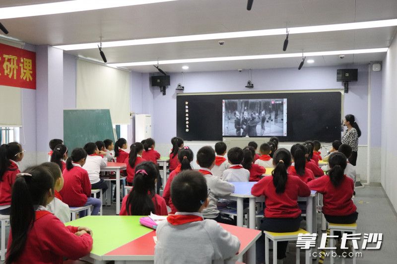 45人的课堂，更高效，也给了孩子更多的表现机会。照片由大同古汉城小学提供。