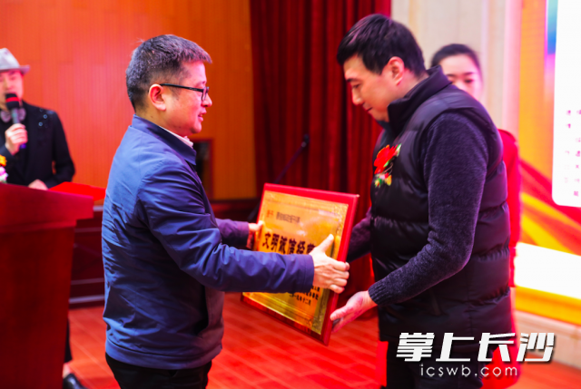 蔡爷爷报亭继承人蔡俊获表彰。通讯员 郑琛琛 摄