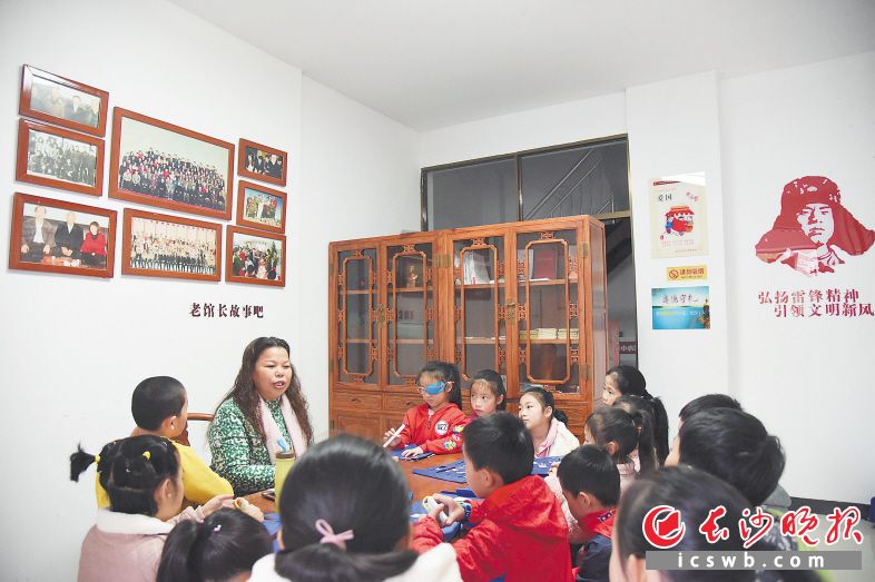 　　麓谷街道和馨园社区的老馆长故事吧内，雷锋的堂侄女雷伯元给孩子们讲雷锋学习的故事。              长沙晚报全媒体记者 刘琦 摄