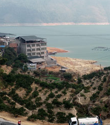 资兴市清江镇拓宽移民致富路  