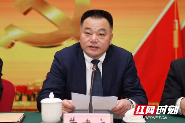 岳阳楼区委副书记,区长黄建文主持会议.