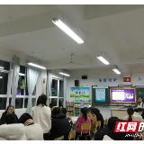 班主任为家长授课 探讨陪伴孩子共同成长