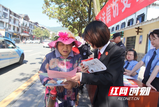 向群众进行普法宣传讲解。.JPG