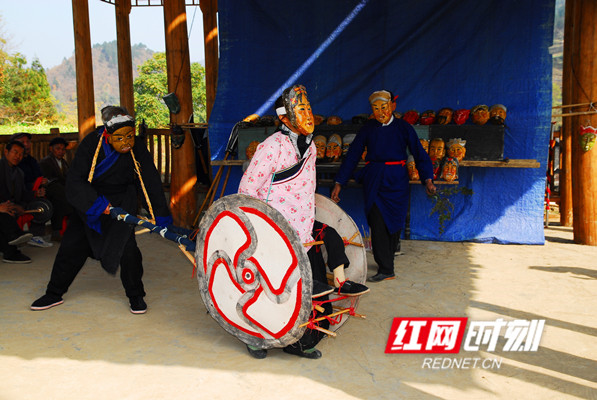 首批国家级非物质文化遗产——侗族傩戏“咚咚推”代表作品《老汉推车》（张家流  摄）.JPG