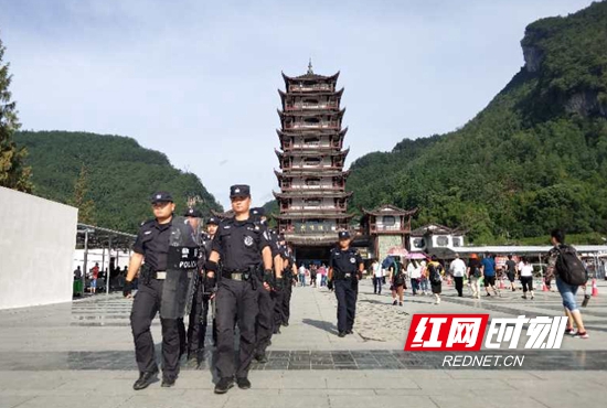 公安、巡特警、武警、交警联合开展常态化大巡防.jpg