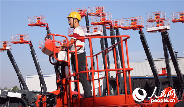 工人在星邦重工高空作业平台作业（袁蒙 摄）