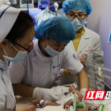 湖南省妇幼保健院：早产儿全身换血 医务人员展开“生死救援”