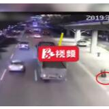视频丨飞来横祸！大货车轮胎脱落 多次弹跳后砸中小轿车