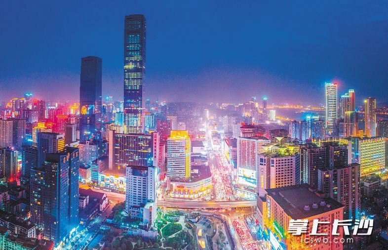夜晚的五一大道灯光璀璨，车流不息。